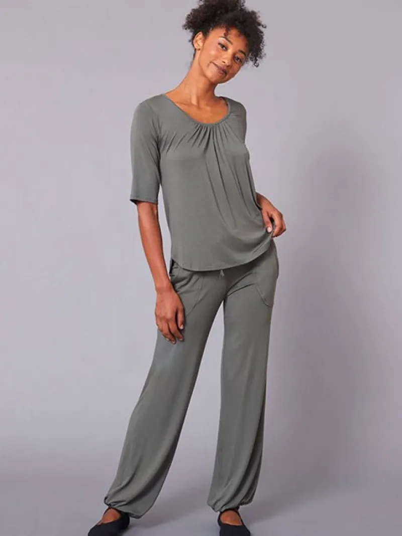 tempsdanse_khaki_grn_bamb_3.webp Dansebutikken TempsDanse khaki grøn bambus t-shirt> Pilates Overdele | Yogabluser