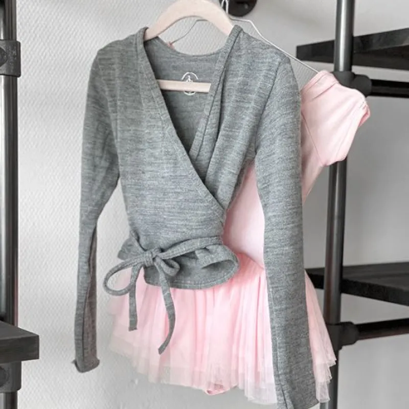 wearmoi_gr_sl_om_overdel__1-1.webp Dansebutikken Wearmoi grå slå om overdel børn ballet/gymnastik>Børn Overdele Piger | Ballet Toppe Børn