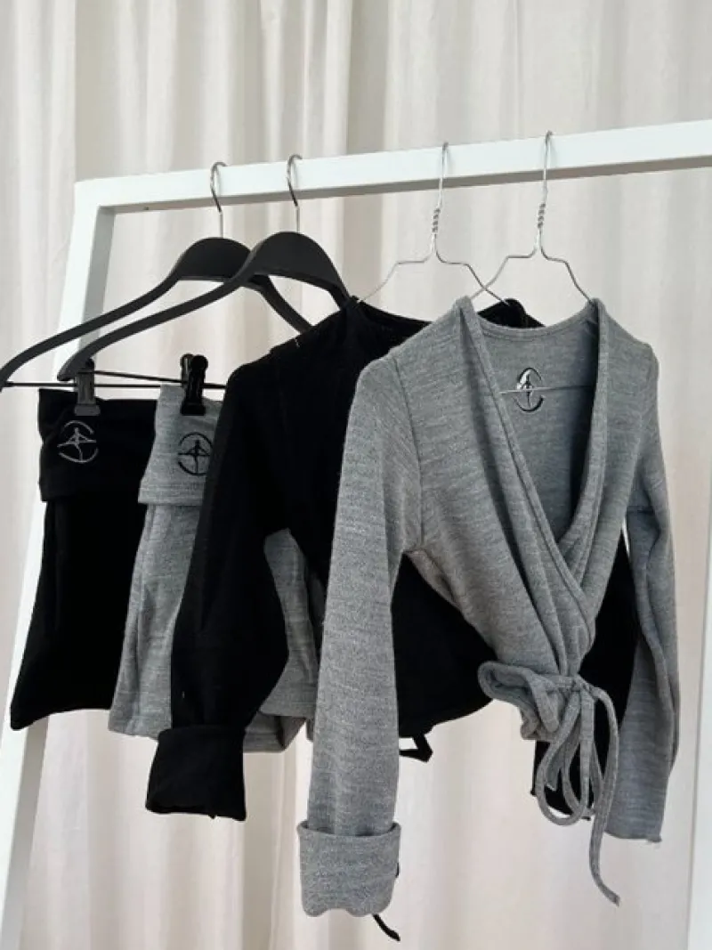 wearmoi_gr_sl_om_overdel__2.webp Dansebutikken Wearmoi grå slå om overdel ballet og gymnastik>Dame Overdele Damer | Ballet Strik Damer