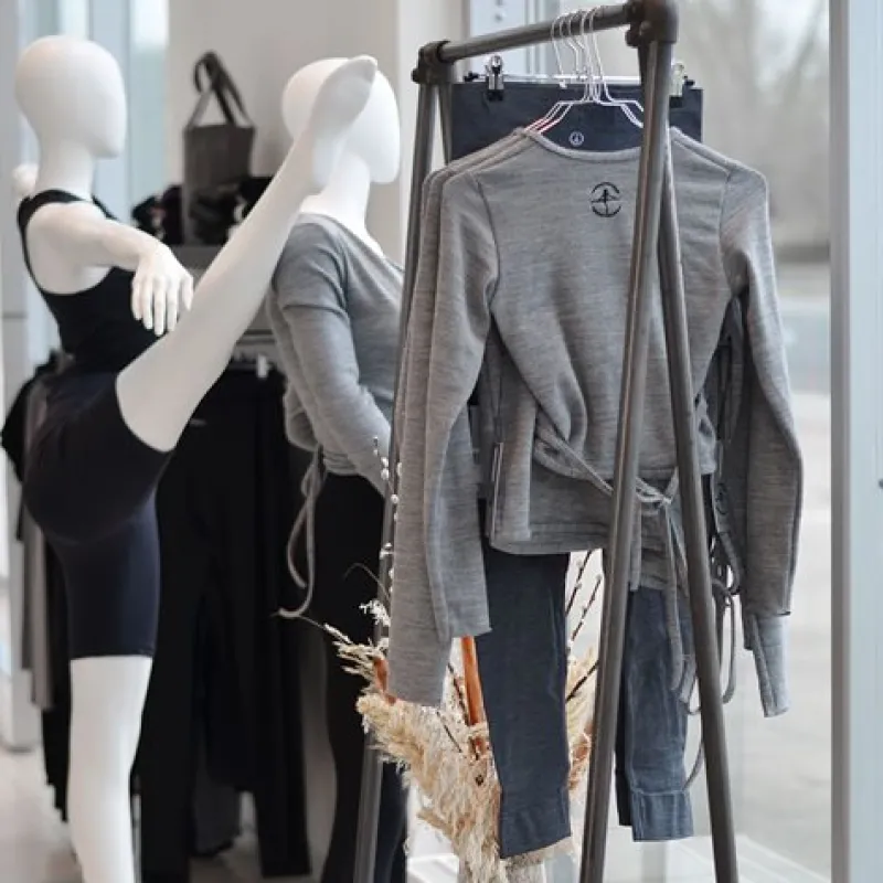 wearmoi_gr_sl_om_overdel__3.webp Dansebutikken Wearmoi grå slå om overdel ballet og gymnastik>Dame Overdele Damer | Ballet Strik Damer