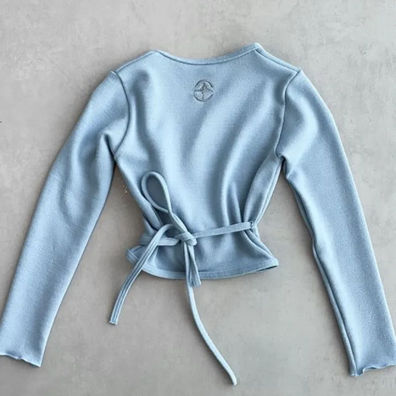 wearmoi_lysebl_sl_om_over_2.webp Dansebutikken Wearmoi lyseblå slå om overdel børn ballet/gymnastik>Børn Overdele Piger | Ballet Toppe Børn