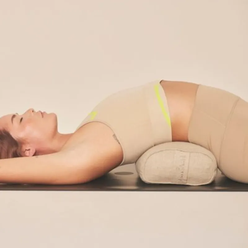 yoga_bolster_small_i_natu_3.webp Dansebutikken Yoga Bolster small i natural - Moonchild> Andet Til Yoga